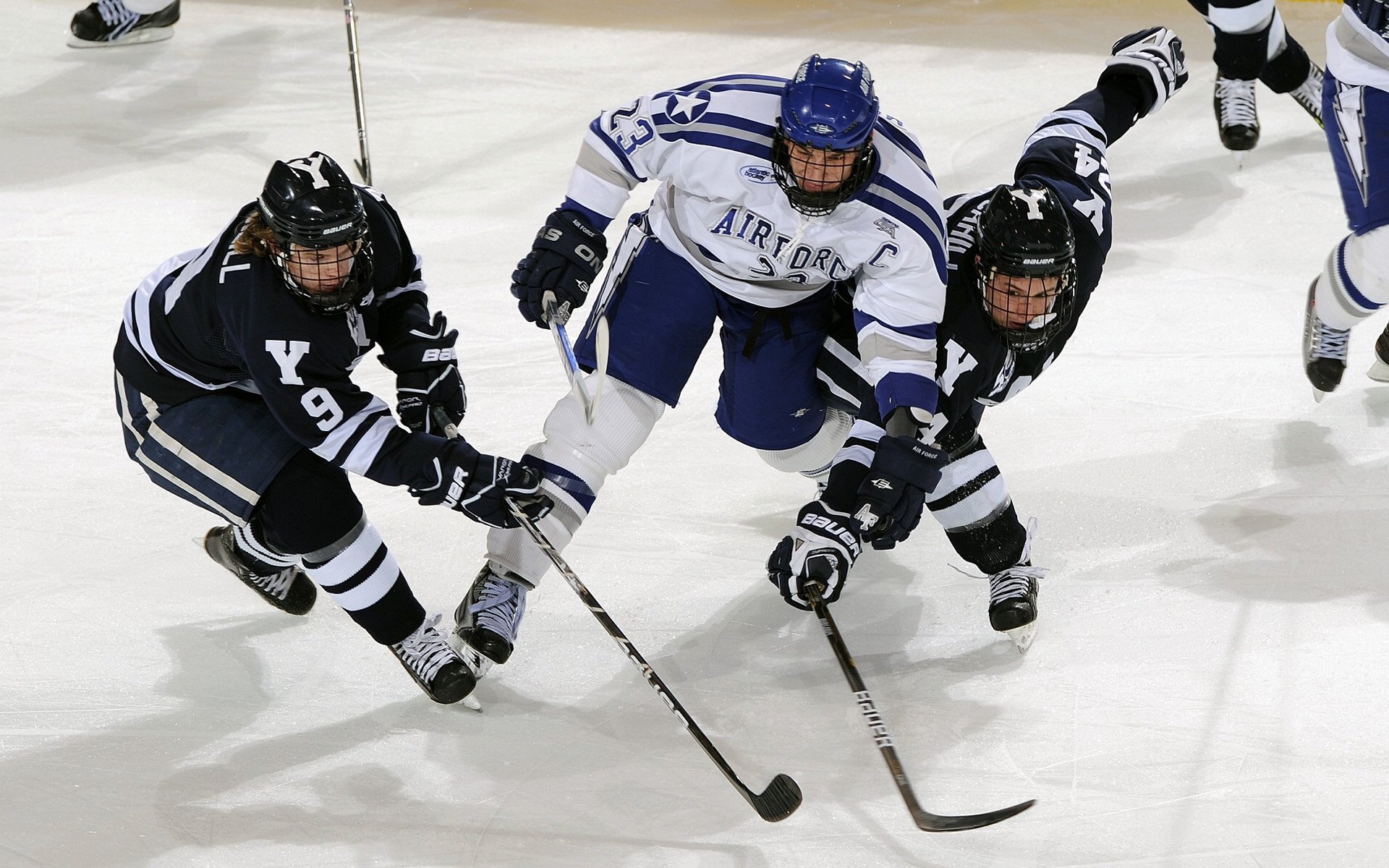 开云体育在线入口-逆风而行：那些逆境中崛起的赫赫车手